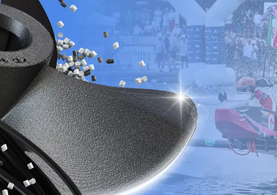 Primo piano di materiali compositi con elica e gara di motonautica sullo sfondo.