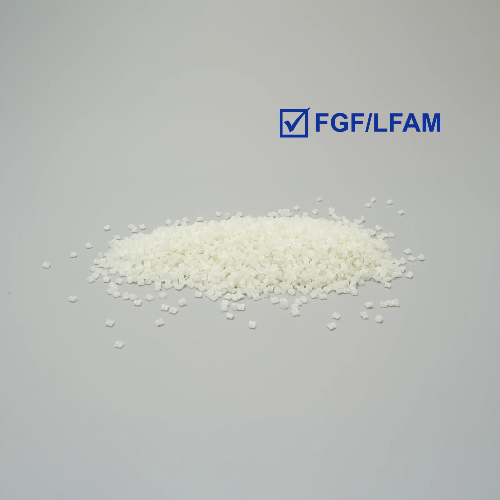 Granuli bianchi per polimeri con dicitura FGF/LFAM su sfondo grigio chiaro.