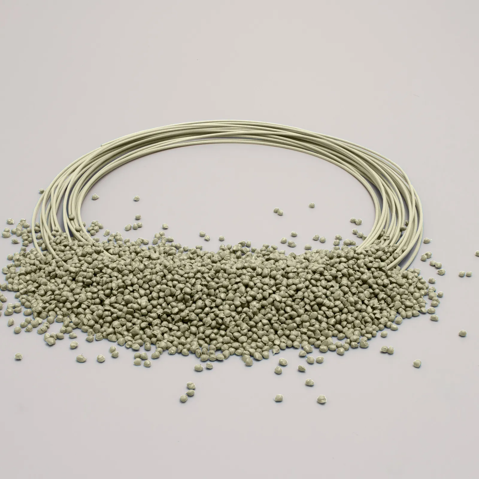 Cavi elettrici bianchi arcuati e granuli verde chiaro sparsi su sfondo beige chiaro.